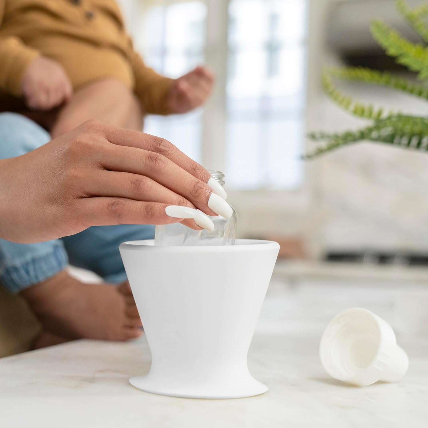 bökee Baby Bottle Holder, Hands Free, One-Hand Bottle Prep