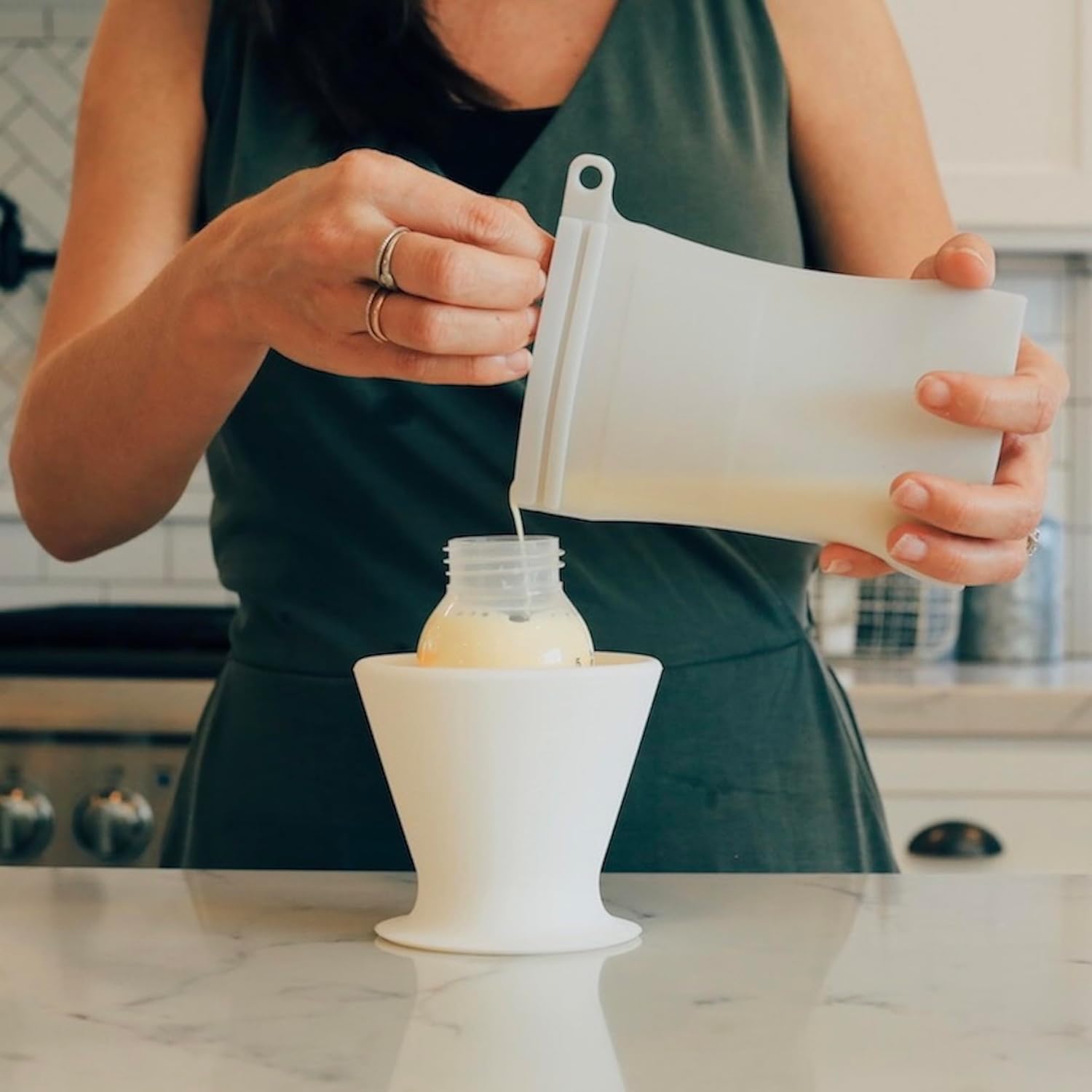 bökee Baby Bottle Holder, Hands Free, One-Hand Bottle Prep