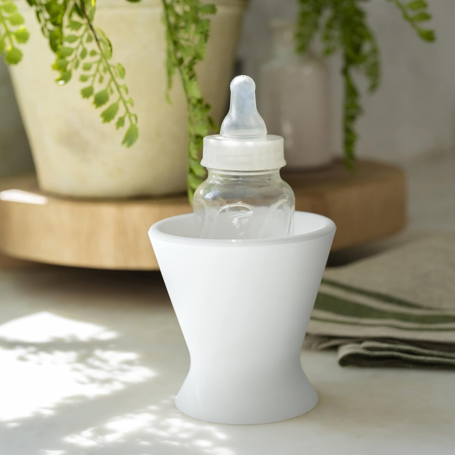 bökee Baby Bottle Holder, Hands Free, One-Hand Bottle Prep